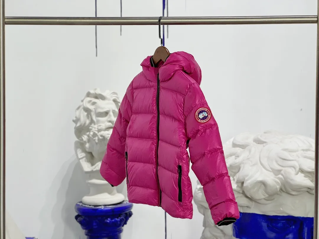 P640 CANADA GOOSE Canada Goose Crofton Children's Down Hoodie Big Goose Down Jacket 5460K Product Features ·This style uses thin channel-filled structural filling: 750-fill duck down, with lightweight fabrics and trims, lightweight and warm, allowing you to move freely ·Decorated with iconic double-stripe reflective details on the back ·Adjustable down hood sewn with reflective trim to enhance warmth and better protect against bad weather ·A weatherproof placket is designed under the two-way zipper to prevent wind and keep warm. The zipper opens from the bottom for increased range of motion and improved breathability. Power Stretch® reflective cuffs are stylish and lightweight, adding wind protection and warmth and making you more visible in low-light environments. Goose I.D. heritage label on the inside. 2 exterior pockets: Hand pockets with zipper closure and tricot fabric at the joints for softness and warmth.